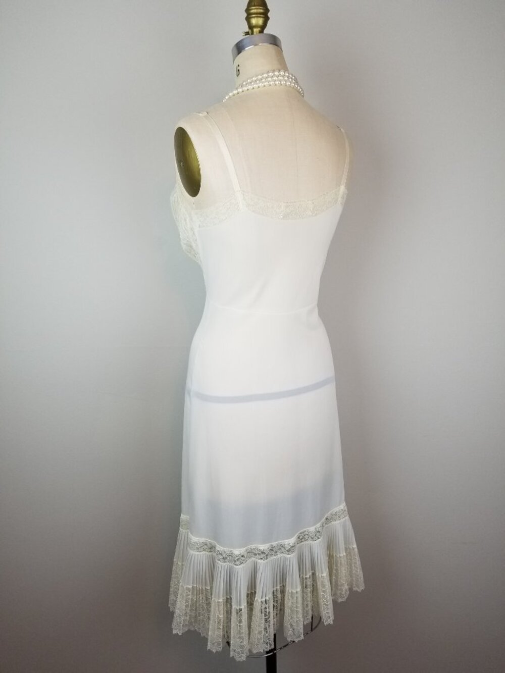 Gorgeous Vintage 1950's Cream Pleated Lace Slip with Flounce Size 36 - Picture 7 of 9